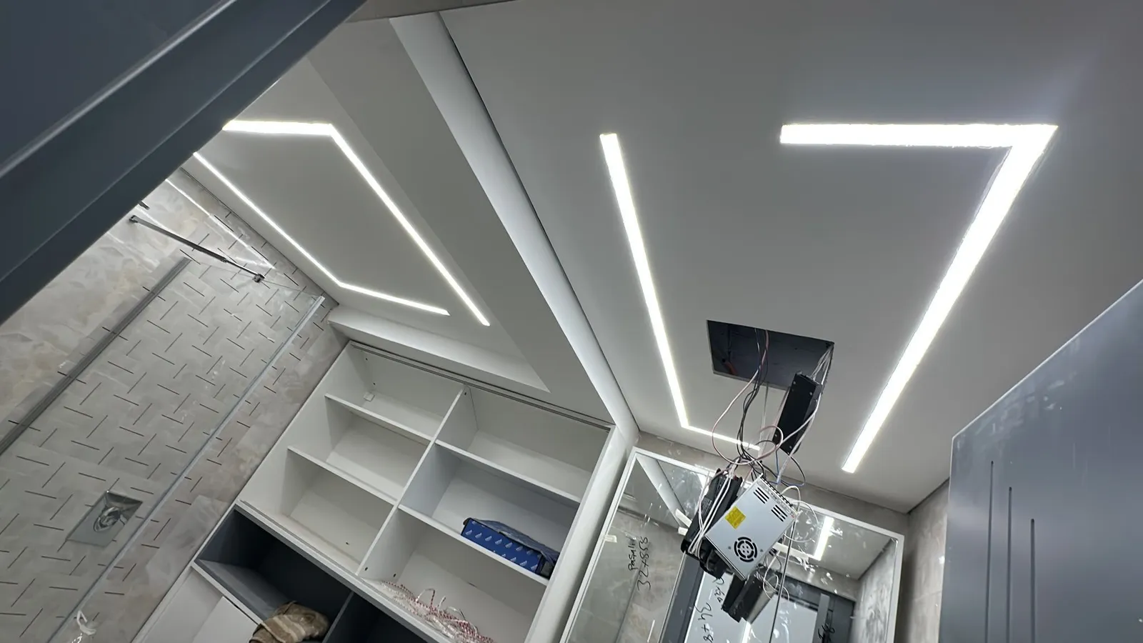 Geometrik tasarımlı lineer LED armatür tavan aydınlatması
