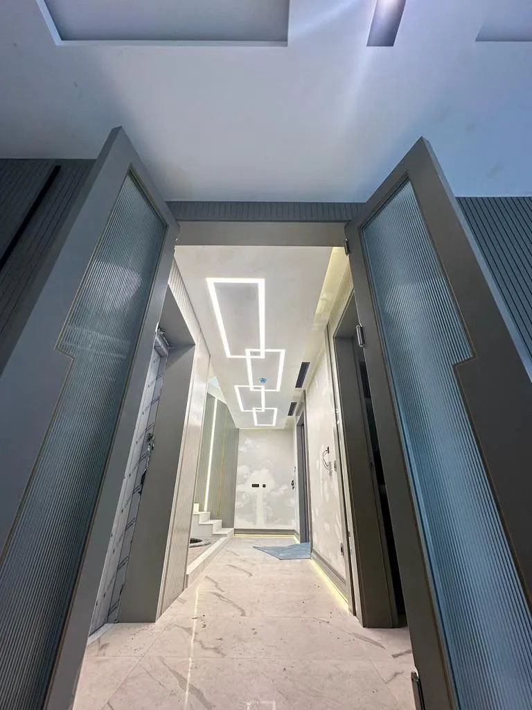 Koridor tavanında lineer LED armatür aydınlatması