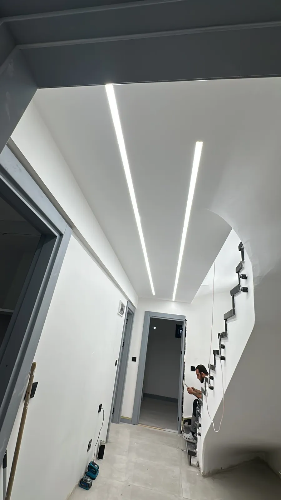Merdiven ve yüksek tavanda lineer LED armatür aydınlatması